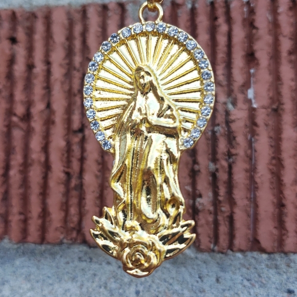 Mother Mary Pendant and Chain - Picture 6 of 7